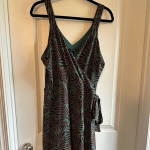 Beautiful sleeveless dress with a waist and a matching tie.